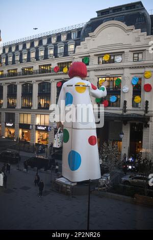 Paris, Frankreich. 03. März 2023. Yayoi Kusama investiert Louis Vuitton gegenüber der Samaritaine. LV DREAM, der Name des neuen freien Ausstellungsraums, der am 3. März 2023 gegenüber der seine und dem Samaritaine in Paris, Frankreich, eröffnet wird. (Foto: Lionel Urman/Sipa USA) Guthaben: SIPA USA/Alamy Live News Stockfoto