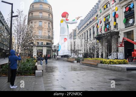 Paris, Frankreich. 03. März 2023. Yayoi Kusama investiert Louis Vuitton gegenüber der Samaritaine. LV DREAM, der Name des neuen freien Ausstellungsraums, der am 3. März 2023 gegenüber der seine und dem Samaritaine in Paris, Frankreich, eröffnet wird. (Foto: Lionel Urman/Sipa USA) Guthaben: SIPA USA/Alamy Live News Stockfoto