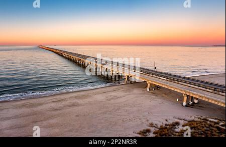 Panoramablick über den Chesapeake Bay Bridge Tunnel bei Sonnenuntergang Stockfoto