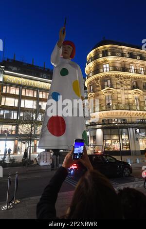 Paris, Frankreich. 03. März 2023. Yayoi Kusama investiert Louis Vuitton gegenüber der Samaritaine. LV DREAM, der Name des neuen freien Ausstellungsraums, der am 3. März 2023 gegenüber der seine und dem Samaritaine in Paris, Frankreich, eröffnet wird. (Foto: Lionel Urman/Sipa USA) Guthaben: SIPA USA/Alamy Live News Stockfoto