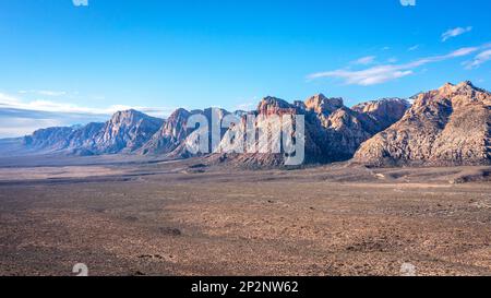 Eine wunderschöne, trockene, zerklüftete und bergige Landschaft in der Wildnis des Red Rock Canyon in Las Vegas, Nevada, wo Wanderer und Naturschützer auf enj gehen Stockfoto