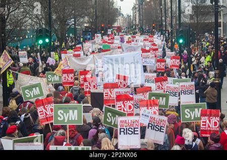 London, England. 4. März 2023. Die Menschen, die an der Million Frauen teilnehmen, erheben ihren Protest gegen Gewalt gegen Frauen. Kredit: Jessica Girvan/Alamy Live News Stockfoto