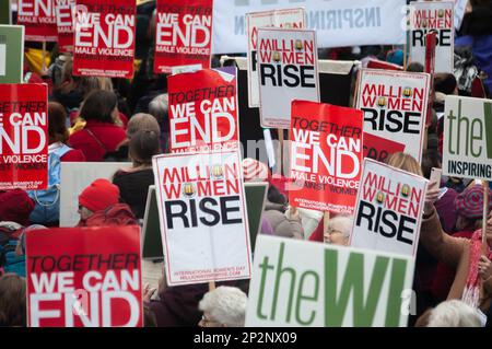 London, England. 4. März 2023. Die Menschen, die an der Million Frauen teilnehmen, erheben ihren Protest gegen Gewalt gegen Frauen. Kredit: Jessica Girvan/Alamy Live News Stockfoto