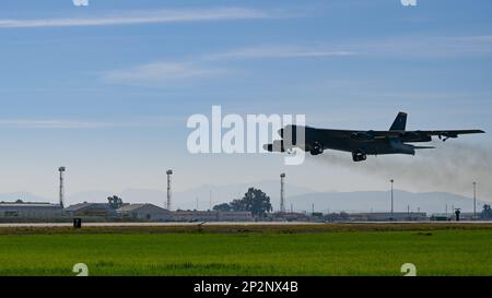 Eine B-52H Stratofestung, die der 23. Bombenstaffel zugewiesen wurde, fliegt am 3. März 2023 auf dem Luftwaffenstützpunkt Morón, Spanien, an. Strategische Bombermissionen verbessern die Bereitschaft und Ausbildung, die erforderlich sind, um auf potenzielle Krisen oder Herausforderungen auf der ganzen Welt zu reagieren. (USA Air Force Foto von Senior Airman Zachary Wright) Stockfoto