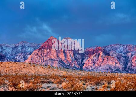 Gestreifte Felsen am Red Rock Canyon zeigen die Farbe, für die das Gebiet benannt ist. Attraktion für Wanderer, bergsteiger und Naturschützer. Stockfoto