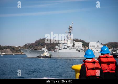 YOKOSUKA, Japan (4. März 2023) der Arleigh-Burke-Class-Guided-Missile Destroyer USS John Finn (DDG 113) trifft bei Commander Fleet Activities Yokosuka (CFAY) ein. Finn kommt vom Marinestützpunkt San Diego nach CFAY und wird zum neuesten zukunftsgerichteten Agenten der US-7.-Flotte. Seit 75 Jahren stellt CFAY Basiseinrichtungen und -Dienste zur Unterstützung der vorwärts eingesetzten Marinekräfte, Mietbefehle und Tausenden von Militär- und Zivilpersonal und deren Familien der US-7.-Flotte zur Verfügung, wartet und betreibt diese. (USA Marinefoto von Mass Communication Specialist 1. Class Kaleb J. Sarten) Stockfoto