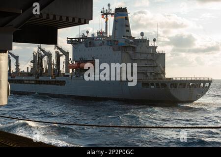 230201-N-JC256-1054 ATLANTISCHER OZEAN (1. Februar 2023) der Flottenauffüllöler USNS Laramie (T-AO 203) zieht neben dem Flugzeugträger der Nimitz-Klasse USS Dwight D. Eisenhower (CVN 69). IKE führt derzeit im Rahmen seiner maßgeschneiderten Grundphase vor dem Einsatz Munition Onload, Cockpit-Zertifizierung und Luftflügelqualifizierung durch. (USA Marinefoto von Massen-Kommunikationsspezialist Seaman Janae Chambers/Released) Stockfoto