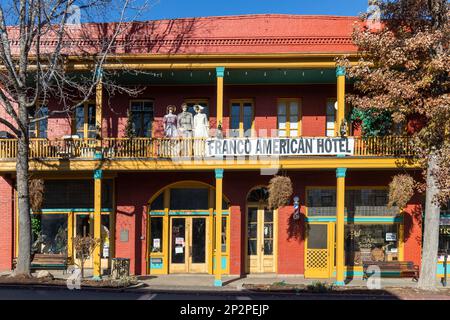 Yreka, CA, USA - Feb 11 2023: Historisches Franco American Hotel in der Miner Steet Downtown Stockfoto