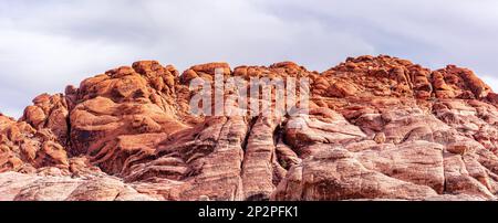 Eine wunderschöne, trockene, zerklüftete und bergige Landschaft in der Wildnis des Red Rock Canyon in Las Vegas, Nevada. Stockfoto