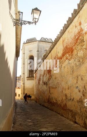 Galatina, Italien. Enge Gasse entlang der Basilika Santa Caterina d'Alessandria. Stockfoto