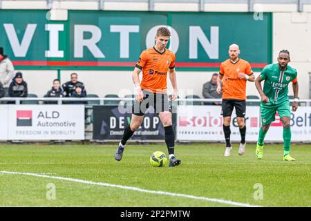 Liam Scott Fraser (4) von KMSK Deinze während eines Fußballspiels zwischen Excelsior Virton und KMSK Deinze während des Spieltags 2. in den Spielen der Challenger Pro League für die Saison 2022-2023 am Samstag, den 4. März 2023 in Virton , Belgien . FOTO SPORTPIX | Stijn Audooren Stockfoto