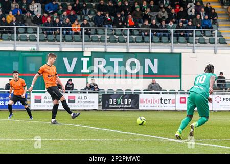 Liam Scott Fraser (4) von KMSK Deinze während eines Fußballspiels zwischen Excelsior Virton und KMSK Deinze während des Spieltags 2. in den Spielen der Challenger Pro League für die Saison 2022-2023 am Samstag, den 4. März 2023 in Virton , Belgien . FOTO SPORTPIX | Stijn Audooren Stockfoto