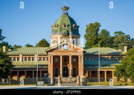 Bathurst, NSW, Australien - 8. Januar 2023. Fertiggestellt im Jahr 1880, ist das herrliche Bathurst Courthouse mit Kuppeldach ein schönes viktorianisches Gerichtsgebäude. Stockfoto