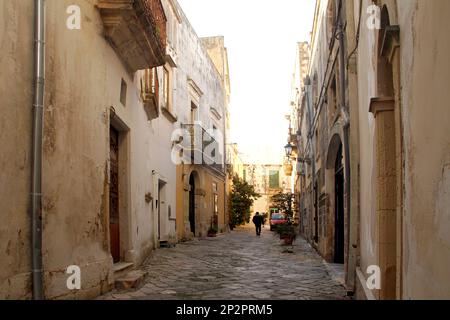 Enge Gasse im historischen Zentrum von Galatina, Italien Stockfoto