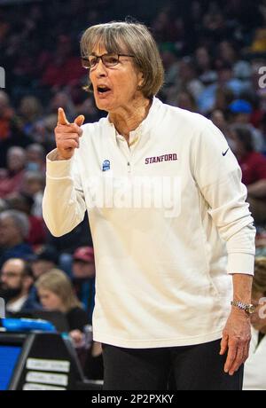 LasVegas, NV, USA. 03. März 2023. A. Stanford Cheftrainer Tara VanDerveer spricht mit ihren Spielern während des Halbfinalspiels des NCAA Women's Basketball Pac -12 Tournament zwischen UCLA Bruins und dem Stanford Cardinal. UCLA schlug Stanford 69-65 in der Mandalay Bay Michelob Arena Las Vegas, NV. Thurman James /CSM/Alamy Live News Stockfoto