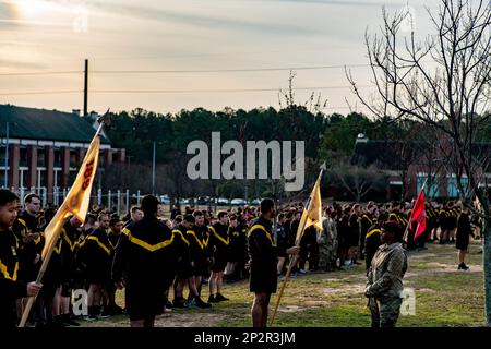 Fallschirmjäger, die der 82. Luftwaffe zugeteilt sind, verabschieden sich von Kommandoleiter Major David Pitt, dem Kommandoleiter Major der Division, in Fort Bragg, NC, 8. Februar 2023. Fallschirmjäger schenkten Pitt mit einer Tafel, die seine herausragende Führung und Geschichte mit der Division darstellte. Stockfoto