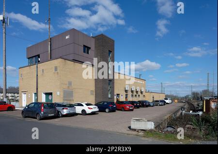 Köln, Deutschland Februar 28 2023: Eisenbahnleitstelle köln mülheim MF vor blauem Himmel mit Wolken Stockfoto