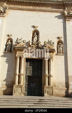 Galatina, Italien. Hauptportal der katholischen Kirche der Heiligen Peter und Paul aus dem 17. Jahrhundert. Stockfoto