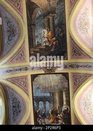 Galatina, Italien. Innenraum der katholischen Kirche der Heiligen Peter und Paul aus dem 17. Jahrhundert. Deckenfresken, die das Leben des Heiligen Petrus darstellen. Stockfoto