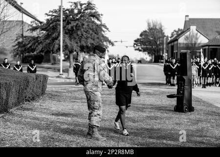 Fallschirmjäger, die der 82. Luftwaffe zugeteilt sind, verabschieden sich von Kommandoleiter Major David Pitt, dem Kommandoleiter Major der Division, in Fort Bragg, NC, 8. Februar 2023. Fallschirmjäger schenkten Pitt mit einer Tafel, die seine herausragende Führung und Geschichte mit der Division darstellte. Stockfoto