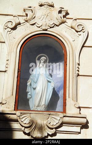Kleine Madonna-Statue an der Außenseite eines Gebäudes in Galatina, Italien Stockfoto