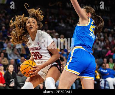 LasVegas, NV, USA. 03. März 2023. A. Stanford Guard Haley Jones (30) fährt beim Halbfinalspiel des NCAA Women's Basketball Pac -12 Tournament zwischen UCLA Bruins und dem Stanford Cardinal zum Basketball. UCLA schlug Stanford 69-65 in der Mandalay Bay Michelob Arena Las Vegas, NV. Thurman James /CSM/Alamy Live News Stockfoto