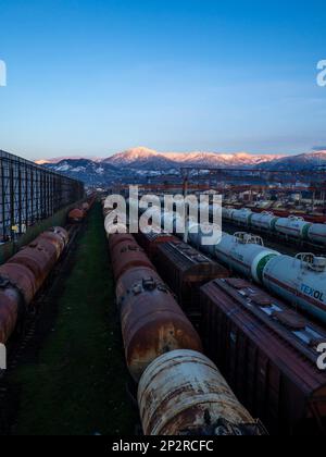 Batumi, Georgia. 02.08.2023 Tanks mit Benzin auf dem Parkplatz der Station. Die Eisenbahn bewegt sich. Viele Eisenbahnwaggons mit Treibstoff. Texol. Öltransport Stockfoto