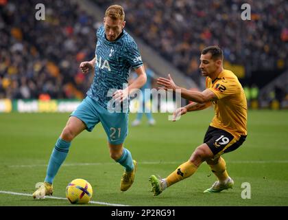 Wolverhampton, England, 4. März 2023. Jonny von Wolverhampton Wanderers übt während des Premier League-Spiels in Molineux, Wolverhampton, Druck auf Dejan Kulusevski von Tottenham Hotspur aus. Das Bild sollte lauten: Gary Oakley/Sportimage Stockfoto