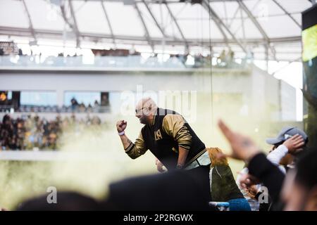 Los Angeles, Kalifornien, USA. 4. März 2023. Fans des LAFC feiern ein Tor während eines Spiels gegen die Portland Timbers im BMO Stadium in Los Angeles, Kalifornien, am 4. März 2023 (Kreditbild: © Alex Cave/ZUMA Press Wire) NUR REDAKTIONELLE VERWENDUNG! Nicht für den kommerziellen GEBRAUCH! Stockfoto