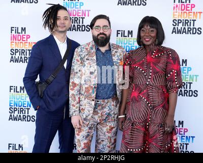 Los Angeles, USA. 04. März 2023. Alan McConnell, Joseph Mastantuono und Ellie Foumbi nehmen am 04. März 2023 an den Film Independent Spirit Awards 2023 in Santa Monica, Kalifornien, USA Teil (Foto von Sthanlee B. Mirador/Sipa USA). Credit: SIPA USA/Alamy Live News Stockfoto