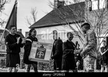 Fallschirmjäger, die der 82. Luftwaffe zugeteilt sind, verabschieden sich von Kommandoleiter Major David Pitt, dem Kommandoleiter Major der Division, in Fort Bragg, NC, 8. Februar 2023. Fallschirmjäger schenkten Pitt mit einer Tafel, die seine herausragende Führung und Geschichte mit der Division darstellte. Stockfoto