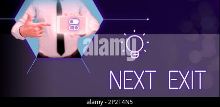 Schild mit der Aufschrift Nächste Ausfahrt. Begriff, der den folgenden Ausweg oder Vorgang des Verlassens an einem Ort oder einer Autobahn bezeichnet Stockfoto
