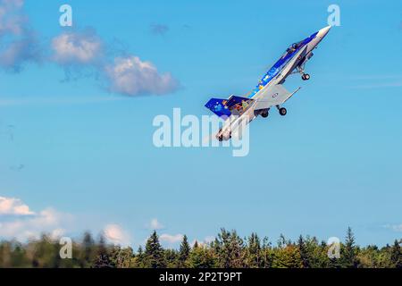 Moncton, NB, Kanada - 23. August 2014: Eine kanadische CF-18 Hornet startet in einem steilen Winkel. Fahrwerk immer noch unten. Stockfoto