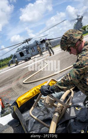 MARINESTÜTZPUNKT GUAM, Santa Rita, Guam (14. Februar 2023) Marinebataillons, die unter dem Kommandeur operieren, Task Force 75 und Marines des Marinestreitkommandos 171, führen während der Zeit von COPE North 2023 auf dem Marinestützpunkt Guam am am am 14. Februar eine Weiterentwicklung der vorderen Waffen- und Tankstelle (FARP) durch. 2023. Die multilaterale Schulungsveranstaltung umfasst etwa 1.000 US-amerikanische Teilnehmer Flugzeuge, Marines und Matrosen zusammen mit 1.000 kombinierten Mitgliedern der Japan Air Self-Defense Force, der Royal Australian Air Force und der französischen Air- und Space Force. Übungen wie Cope North verbessern die Interoperabilität zwischen Multipl Stockfoto