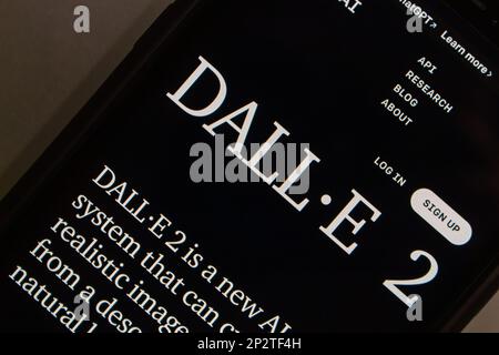Website von DALL-E 2 auf einem iPhone-Bildschirm. DALL-E (stilisiert als DALL·E) sind Deep Learning-Modelle, die von OpenAI entwickelt wurden, um digitale Bilder aus Text zu erstellen Stockfoto