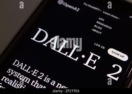 Website von DALL-E 2 auf einem iPhone-Bildschirm. DALL-E (stilisiert als DALL·E) sind Deep Learning-Modelle, die von OpenAI entwickelt wurden, um digitale Bilder aus Text zu erstellen Stockfoto