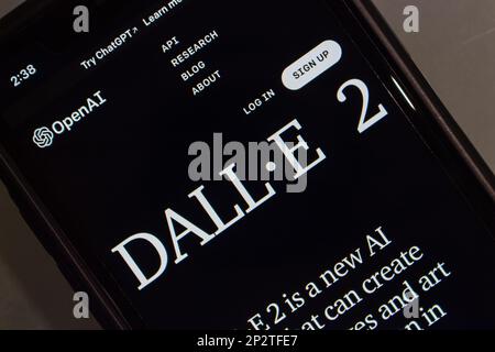 Website von DALL-E 2 auf einem iPhone-Bildschirm. DALL-E (stilisiert als DALL·E) sind Deep Learning-Modelle, die von OpenAI entwickelt wurden, um digitale Bilder aus Text zu erstellen Stockfoto