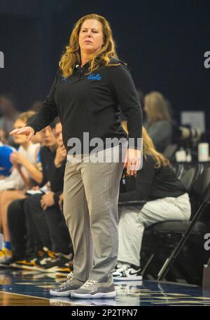 LasVegas, NV, USA. 03. März 2023. A. UCLA Cheftrainer Cori Close auf dem Platz während des Halbfinalspiels des NCAA Women's Basketball Pac -12 Tournament zwischen UCLA Bruins und dem Stanford Cardinal. UCLA schlug Stanford 69-65 in der Mandalay Bay Michelob Arena Las Vegas, NV. Thurman James /CSM/Alamy Live News Stockfoto