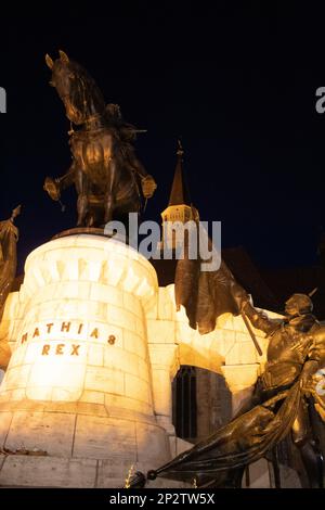 Mathias Rex Monument vor St. Michaels Kathedrale in Cluj-Napoca, Rumänien bei Nacht Stockfoto