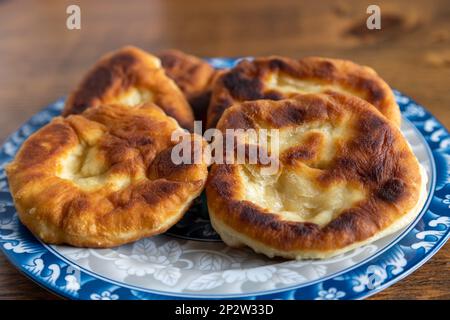 Frisches gebratenes Brot auf einem Teller. Stockfoto