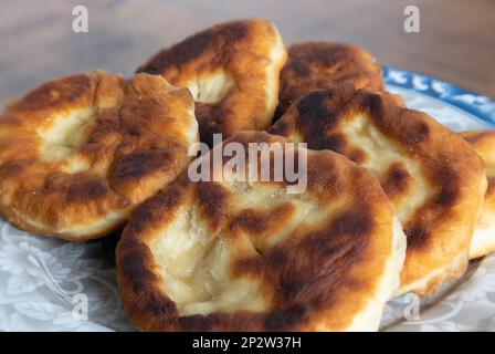 Frisches gebratenes Brot auf einem Teller. Stockfoto