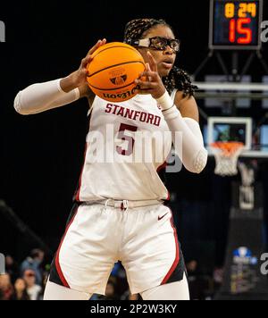 LasVegas, NV, USA. 03. März 2023. A. Stanford Forward Francesca Belibi (5) passt den Ball beim Halbfinalspiel des NCAA Women's Basketball Pac -12 Tournament zwischen UCLA Bruins und dem Stanford Cardinal. UCLA schlug Stanford 69-65 in der Mandalay Bay Michelob Arena Las Vegas, NV. Thurman James /CSM/Alamy Live News Stockfoto