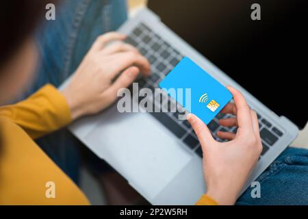 Blick auf Kunden mit Laptop und Kreditkarte aus einem großen Blickwinkel Stockfoto