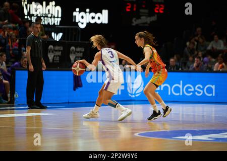 Valencia, Spanien. 04. März 2023. Izaskun Garcia von CDB Clarinos Tenerife (L) und Laia Lamana von Valencia Basket (R) in Aktion während der Liga Femenina Endesa J24 zwischen Valencia Basket Club und CDB Clarinos Tenerife in der Fuente de San Luis Sporthalle. (Endstand: Valencia Basket 92:63 CDB Clarinos Teneriffa). Kredit: SOPA Images Limited/Alamy Live News Stockfoto