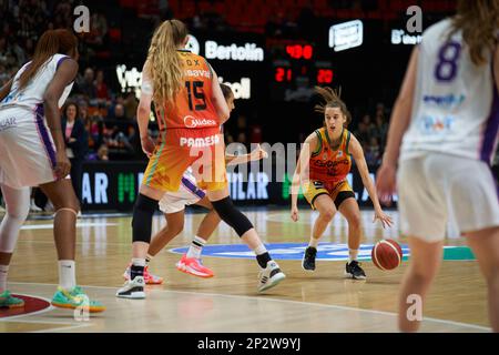 Valencia, Spanien. 04. März 2023. Laia Lamana von Valencia Basket in Aktion während der Liga Femenina Endesa J24 zwischen Valencia Basket Club und CDB Clarinos Tenerife in der Fuente de San Luis Sporthalle. (Endstand: Valencia Basket 92:63 CDB Clarinos Teneriffa). Kredit: SOPA Images Limited/Alamy Live News Stockfoto