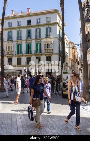 Malaga, Spanien - Juni 18. 2018: Einkäufer und Touristen auf einer Straße in Malaga. Die Stadt ist die Hauptstadt einer gleichnamigen Provinz Stockfoto