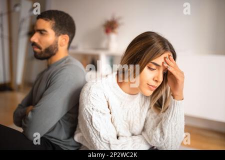 Verzweifelte, beleidigte europäische Millennialfrau ignoriert arabische Männer nach Streit, denkt an Scheidung und Trennung Stockfoto