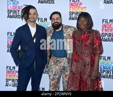 Santa Monica, Usa. 04. März 2023. (L-R): Alan McConnell, Joseph Mastantuono und Ellie Foumbi nehmen am Samstag, den 4. März 2023, an den 38. Film Independent Spirit Awards in Santa Monica, Kalifornien, Teil. Foto: Jim Ruymen/UPI Credit: UPI/Alamy Live News Stockfoto