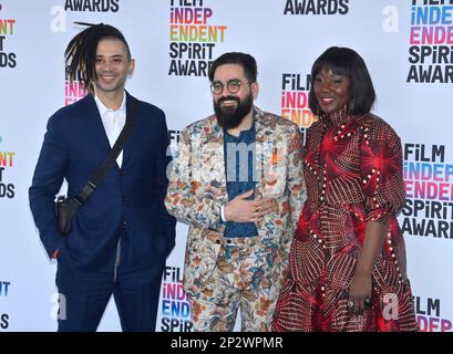 Santa Monica, Usa. 04. März 2023. (L-R): Alan McConnell, Joseph Mastantuono und Ellie Foumbi nehmen am Samstag, den 4. März 2023, an den 38. Film Independent Spirit Awards in Santa Monica, Kalifornien, Teil. Foto: Jim Ruymen/UPI Credit: UPI/Alamy Live News Stockfoto