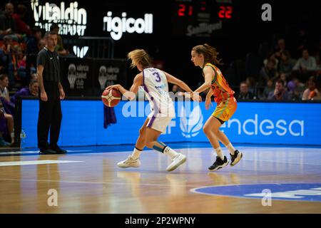 Valencia, Spanien. 04. März 2023. Izaskun Garcia von CDB Clarinos Tenerife (L) und Laia Lamana von Valencia Basket (R) in Aktion während der Liga Femenina Endesa J24 zwischen Valencia Basket Club und CDB Clarinos Tenerife in der Fuente de San Luis Sporthalle. (Endstand: Valencia Basket 92:63 CDB Clarinos Teneriffa). (Foto: Vicente Vidal Fernandez/SOPA Images/Sipa USA) Guthaben: SIPA USA/Alamy Live News Stockfoto